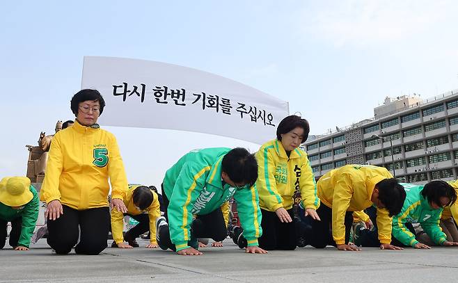 제22대 국회의원선거 사전투표일 전날인 2024년 4월4일 서울 광화문광장에서 녹색정의당 김준우 대표와 심상정 원내대표 등이 유권자들에게 지지를 호소하며 절하고 있다. 연합뉴스