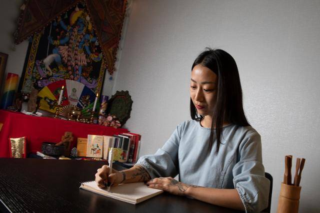 1990년생 홍칼리는 기존 젠더 이분법을 벗어난 퀴어 정체성을 가진 페미니스트이자, 채식을 지향하는 무당이다. 최원석 코리아타임스 기자