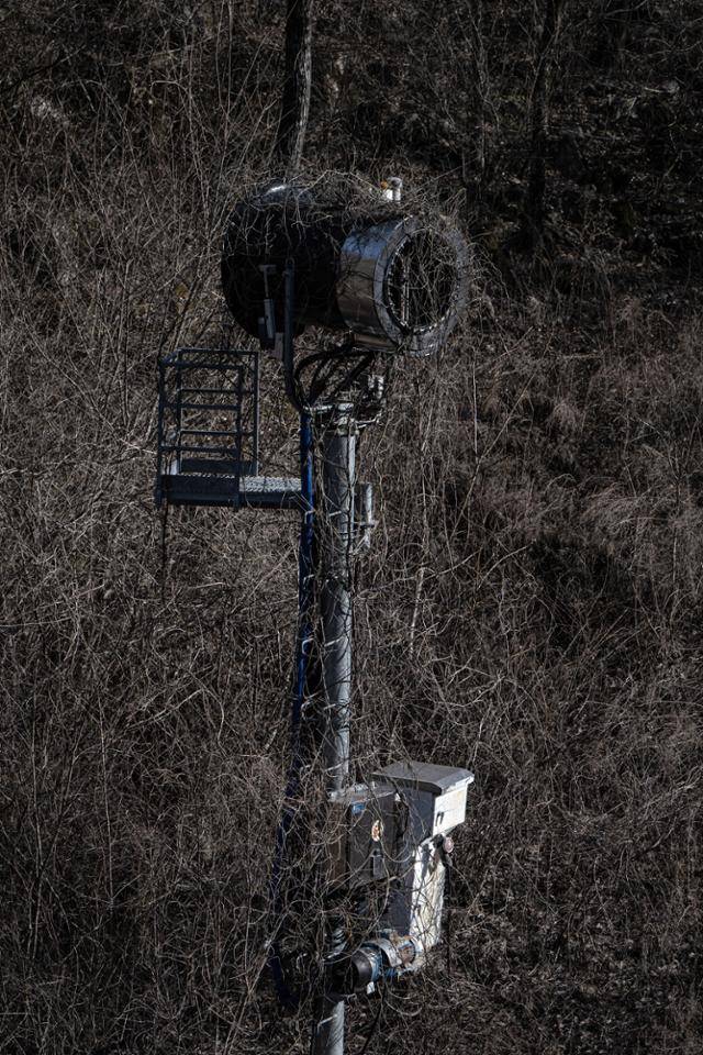 산중턱에 위치한 스키장 제설기가 이곳이 과거 슬로프 자리였음을 말해준다.