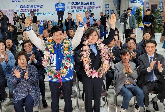 이성윤 더불어민주당 전북 전주을 후보가 당선이 확정된 후 환호하는 모습. 이성윤 캠프 제공