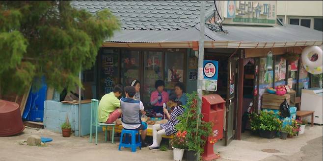 Gongjin villagers gather at Bora Supermarket in "Hometown Cha Cha Cha" (tvN)