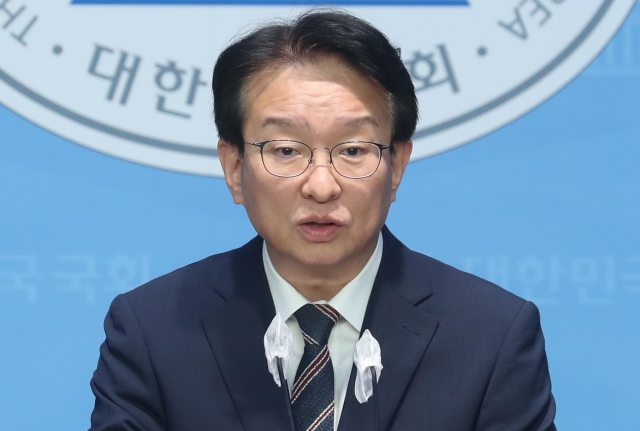 권칠승 더불어민주당 수석대변인이 지난해 10월 여의도 국회 소통관에서 브리핑을 하고 있다. 뉴시스