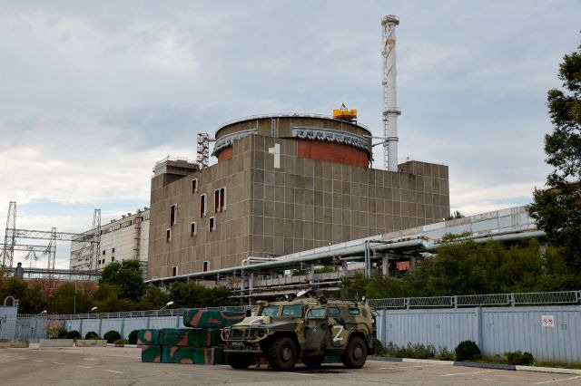 1일(현지시간) 국제원자력기구(IAEA) 사찰단이 방문 중인 우크라이나 자포리자 원자력발전소 밖에 러시아군 군용 차량이 배치돼 있다. 로이터연합뉴스