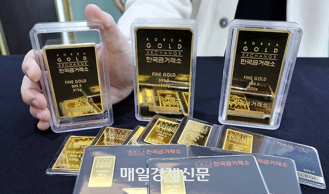 금값이 또 사상 최고치를 갈아 치운 가운데 사진은 울 종로구의 한국금거래소에 전시된 금제품 [김호영 기자]