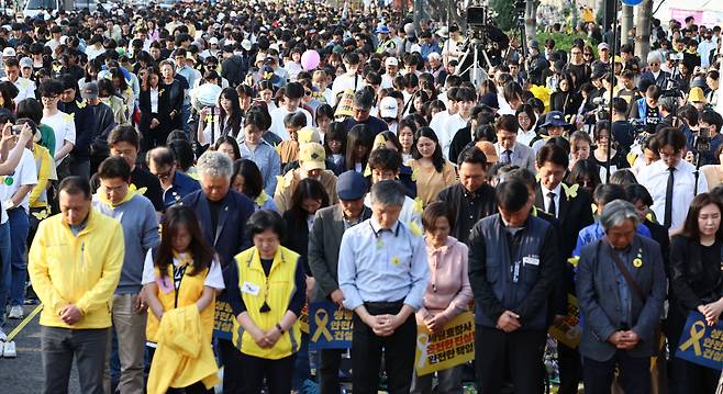 13일 서울시청 앞 세종대로에서 열린 세월호 참사 10주기 4.16 기억문화제에서 참가자들이 묵념을 하고 있다. [연합]