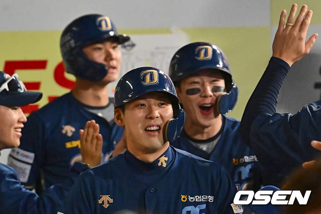 [OSEN=대구, 이석우 기자] 13일 대구 삼성라이온즈파크에서 2024 신한 SOL 뱅크 KBO 리그 삼성 라이온즈와 NC 다이노스의 경기가 열렸다. 삼성은 지난해 10월 왼쪽 어깨 관절와순 수술을 받은 내야수 이재현을 1군에 복귀 시켰으며 선발로 이호성이 출전하고, NC는 3승에 도전하는 하트를 선발로 내고 삼성전 위닝 시리즈를 노린다. NC 다이노스 김성욱과 박건우가 8회초 2사 2,3루 박세혁의 역전 2타점 우전 적시타 때 득점을 올리고 하이파이브를 하고 있다. 2024.04.13 / foto0307@osen.co.kr