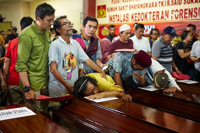 인도네시아 보잉기 추락 사고 희생자 가족들이 유해를 전달받고 오열하고 있다. 사진=게티이미지