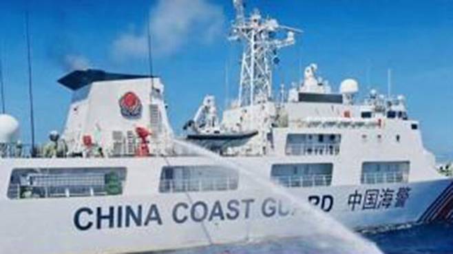 필리핀 보급선에 물대포 쏘는 중국 해안경비정