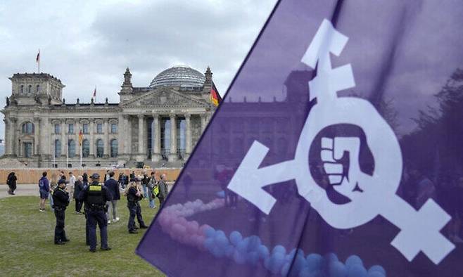 12일(현지시간) 독일 베를린 의회 앞에서 열린 성별등록 자기결정법 통과 촉구 집회. AP연합뉴스