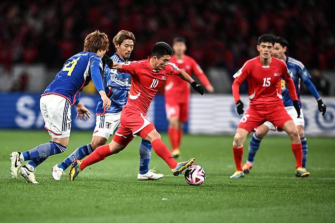 3월21일 도쿄 국립경기장에서 열린 2026 북중미월드컵 아시아 지역 2차 예선 일본과 북한의 경기에서 북한 공격수 한광성 선수(등번호 10번)가 돌파를 시도하고 있다. ⓒAFP PHOTO