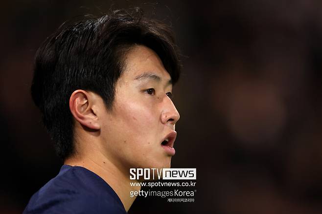 ▲ 이탈리아 매체 '일 마티노'는 13일(한국시간) "파리 생제르맹이 빅터 오시멘을 영입하려고 한다. 오시멘 이적료를 내리기 위해서 선수를 끼워 팔 생각이다. 이강인, 카를레스 솔레르, 마르코 아센시오 등이 여기에 포함된다. 파리 생제르맹은 나폴리와 협상에 열려있다"라며 충격적인 보도를 했다. 곤살로 하무스, 콜로 무아니 등이 있지만, 적절한 공격수를 물색하고 있었다. 나폴리를 떠날 거로 보이는 오시멘이 파리 생제르맹 레이더 망에 포착됐는데, 나폴리가 오시멘 바이아웃 1억 2000만 유로(약 1768억 원)를 고수할 가능성이 높다. 파리 생제르맹은 바이아웃 1억 2000만 유로(약 1768억 원) 대신에 적절한 이적료로 오시멘을 영입하려고 한다. 구멍난 이적료를 메우기 위해 몇몇 선수를 포함해 오시멘 영입을 추진하려고 한다. 현지 보도를 종합하면 여기에 이강인 이름이 포함됐다