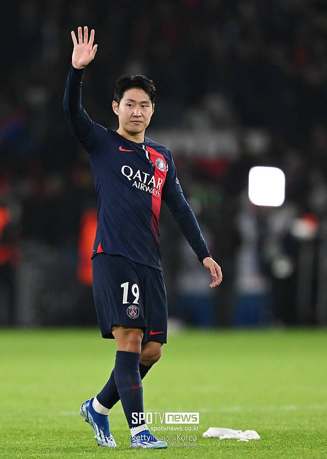 ▲ 이탈리아 매체 '일 마티노'는 13일(한국시간) "파리 생제르맹이 빅터 오시멘을 영입하려고 한다. 오시멘 이적료를 내리기 위해서 선수를 끼워 팔 생각이다. 이강인, 카를레스 솔레르, 마르코 아센시오 등이 여기에 포함된다. 파리 생제르맹은 나폴리와 협상에 열려있다"라며 충격적인 보도를 했다. 곤살로 하무스, 콜로 무아니 등이 있지만, 적절한 공격수를 물색하고 있었다. 나폴리를 떠날 거로 보이는 오시멘이 파리 생제르맹 레이더 망에 포착됐는데, 나폴리가 오시멘 바이아웃 1억 2000만 유로(약 1768억 원)를 고수할 가능성이 높다. 파리 생제르맹은 바이아웃 1억 2000만 유로(약 1768억 원) 대신에 적절한 이적료로 오시멘을 영입하려고 한다. 구멍난 이적료를 메우기 위해 몇몇 선수를 포함해 오시멘 영입을 추진하려고 한다. 현지 보도를 종합하면 여기에 이강인 이름이 포함됐다