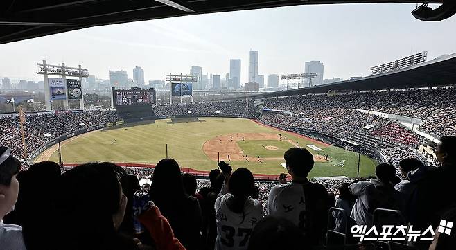 서울잠실야구장의 전경. 13일 두산 베어스와 LG 트윈스의 정규시즌 맞대결을 앞두고 2만3750석이 매진됐다. 엑스포츠뉴스 DB