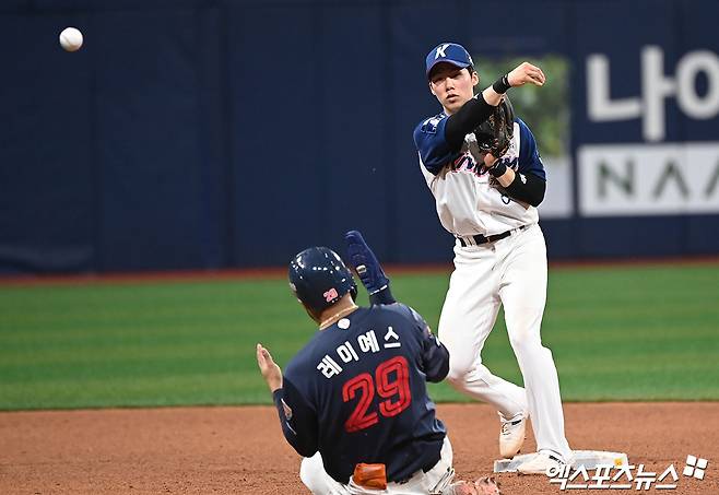 13일 오후 서울 구로구 고척스카이돔에서 열린 2024 신한 SOL Bank KBO리그 롯데 자이언츠와 키움 히어로즈의 경기, 5회초 무사 1루 키움 김혜성이 롯데 전준우의 내야땅볼때 레이예스를 포스아웃 시킨 후 1루로 송구하고 있다. 고척, 김한준 기자