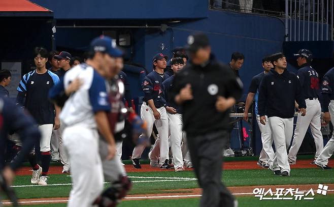 13일 오후 서울 구로구 고척스카이돔에서 열린 2024 신한 SOL Bank KBO리그 롯데 자이언츠와 키움 히어로즈의 경기, 키움이 이형종과 송성문의 백투백 홈런에 힘입어 롯데에 8:1로 승리하며 3연승을 기록했다. 경기종료 후 롯데 선수들이 그라운드로 나오고 있다. 고척, 김한준 기자