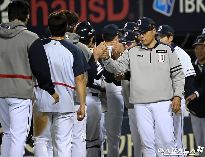 오른쪽에 선 두산 베어스 이승엽 감독이 정규시즌 경기서 승리 후 선수들과 하이파이브 하고 있다. 엑스포츠뉴스 DB