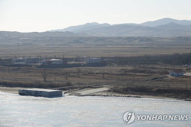 중국 훈춘에서 바라본 겨울철 두만강과 북한 영토 [연합뉴스 사진]