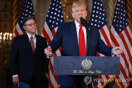 12일 마이크 존슨 하원의장과 기자회견을 하고 있는 도널드 트럼프 전 미국 대통령 [AFP=연합뉴스 자료사진. 재판매 및 DB금지]