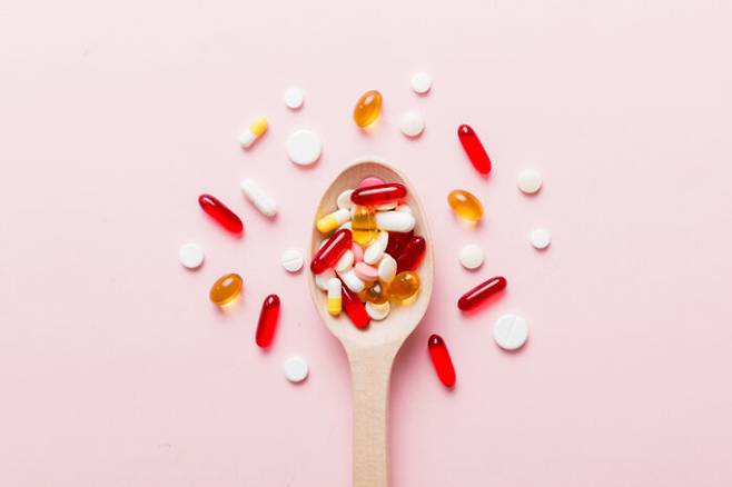 몸에 좋은 영양제도 과도하게 복용하면 오히려 건강에 나쁜 영향을 줄 수 있다. [사진=게티이미지뱅크]
