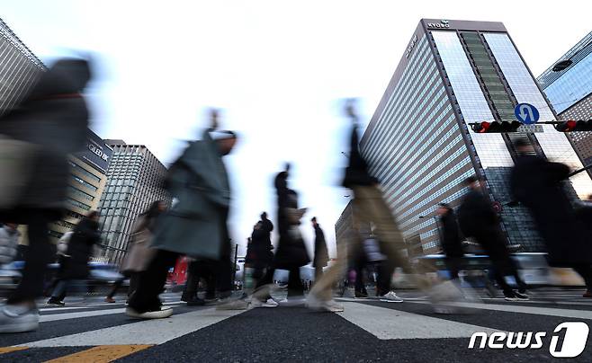 2일 오전 서울 광화문네거리 인근에서 시민들이 새해 첫 출근길에 오르고 있다. 2024.1.2/뉴스1 ⓒ News1 구윤성 기자