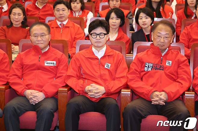 한동훈 국민의힘 총괄선대위원장이 10일 서울 여의도 국회도서관에 마련된 국회의원선거 개표상황실에서 방송사 출구조사 결과 발표를 보고 있다. (공동취재) 2024.4.10/뉴스1 ⓒ News1 송원영 기자