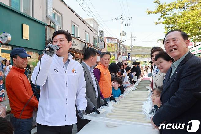 이상일 시장(흰색 상의)이 13일 용인중앙시장이 개최한 왁자지껄 봄 축제에서 진행된 가래떡 뽑기 행사에서 인사말을 하고 있다.(용인시 제공)