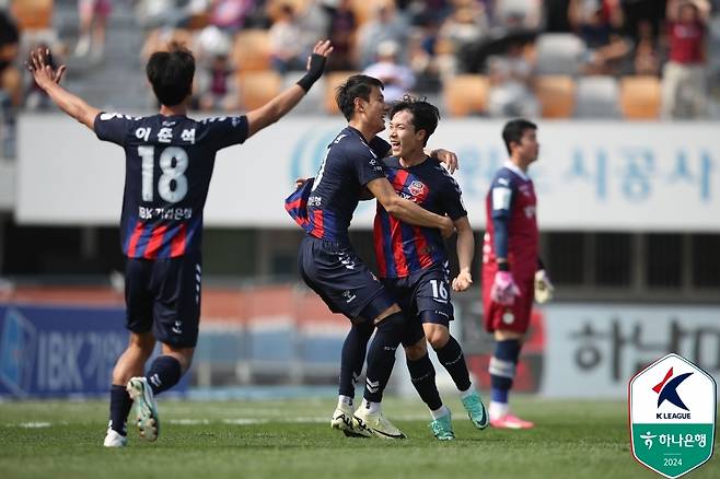 올 시즌 홈 경기 첫 승리를 기록한 수원FC(한국프로축구연맹 제공)