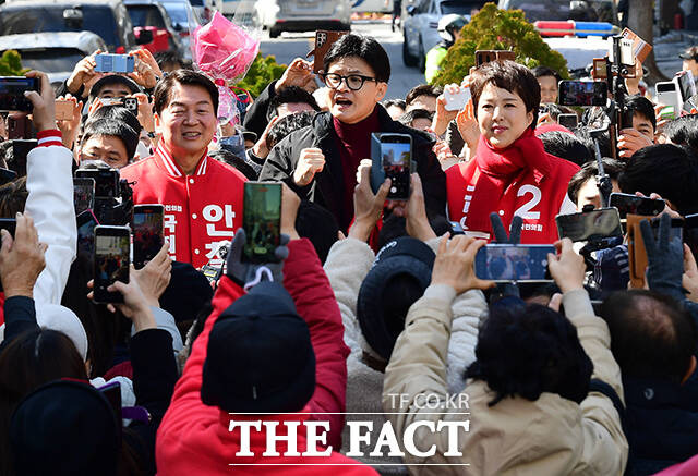 거센 정권심판론에 맞서 운동권과 이·조(이재명·조국)에 대한 심판론을 띄운 것, 이재명 더불어민주당 대표를 향한 수위 높은 네거티브 발언 등이 대표적 전략 미스로 꼽힌다. /배정한 기자