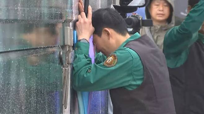 푸바오와 작별인사를 나누는 송영관 사육사/ 연합뉴스TV