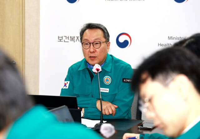 박민수 보건복지부 2차관이 11일 의사 집단행동 중앙사고수습본부 회의를 주재하고 있다(사진제공=보건복지부)