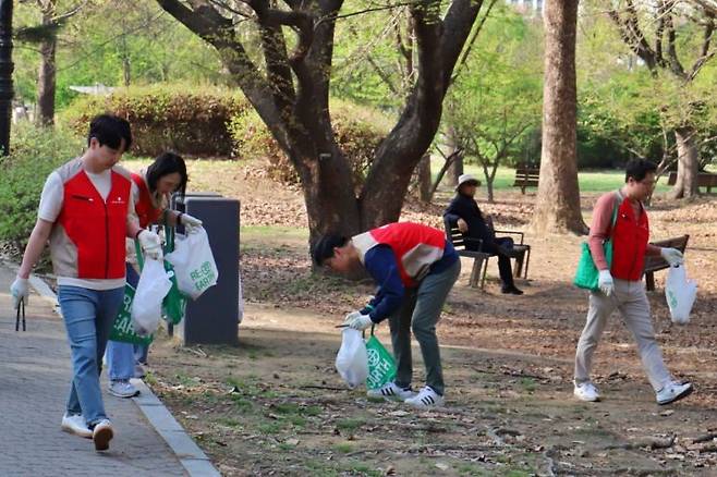 12일 서울시 송파구 올림픽공원에서 유통군HQ 임직원들이 시티 플로깅을 진행하고 있다. [사진제공=롯데쇼핑]