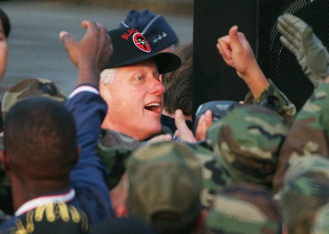 빌 클린턴 미대통령이 1998년 11월 22일 오산의 미 공군 기지를 방문하자 장병들이 환호하고 있다. /조선일보DB