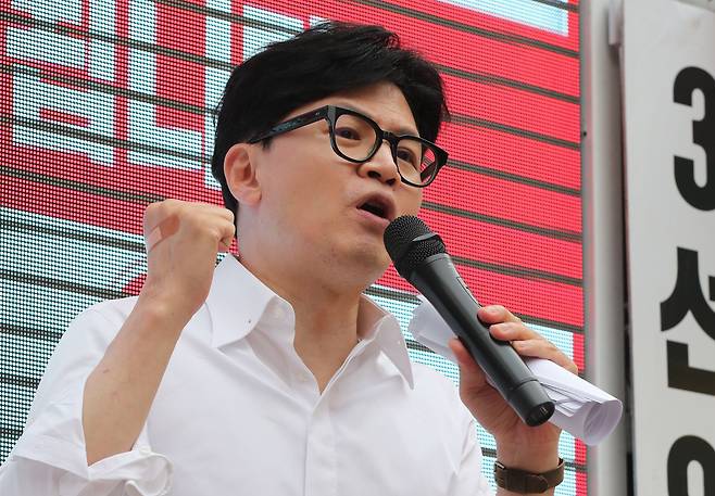 한동훈 국민의힘 총괄선대위원장이 8일  경기 이천시 중리동 거리에서 열린‘국민의힘으로 이천 살리기’ 지원유세에서 송석준 이천시 후보의 지지를 호소하고 있다. /이덕훈 기자