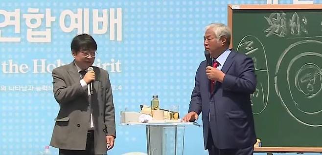 전광훈 목사(왼쪽)과 유튜버 신혜식씨가 14일 낮 서울 광화문 태극기집회에서 단상에 올라 대담하고 있다. /유튜브