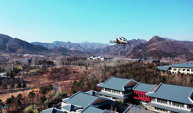 중국 이항의 216 자율주행 드론이 지난 2021년 2월23일 수도 베이장 상공에서 첫 번째 비행을 하고 있다. ⓒ 이항 홈페이지 캡처