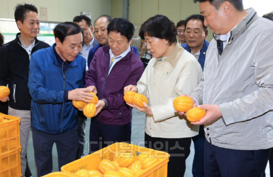 14일 오후 송미령 농림축산식품부 장관(사진 오른쪽에서 두번째)이 경북 성주군 월향농협 농산물산지유통센터(APC)를 찾아 참외 수급 상황을 점검했다. 사진 농식품부