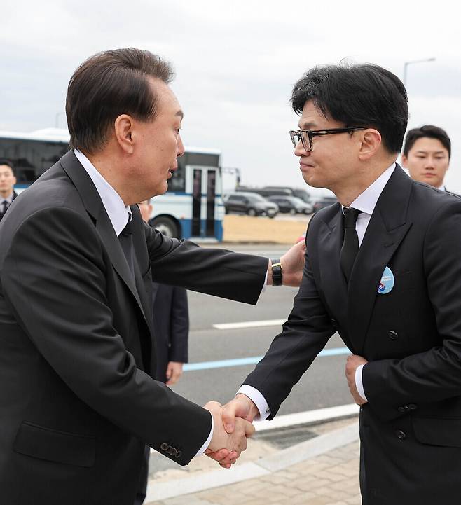 윤석열 대통령이 3월22일 경기 평택 해군 제2함대사령부에서 열린 제9회 서해수호의날 기념식을 마치고 한동훈 국민의힘 비상대책위원장과 악수를 하고 있다. 대통령실 제공