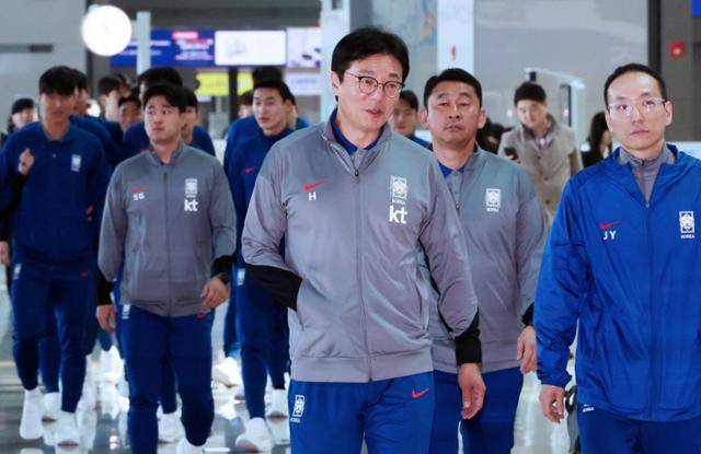 황선홍 올림픽 축구대표팀 감독이 지난 5일 인천국제공항을 통해 2024 아시아축구연맹(AFC) U-23 아시안컵 준비를 위해 베이스캠프가 차려진 아랍에미리트(UAE)로 출국하고 있다. 연합뉴스