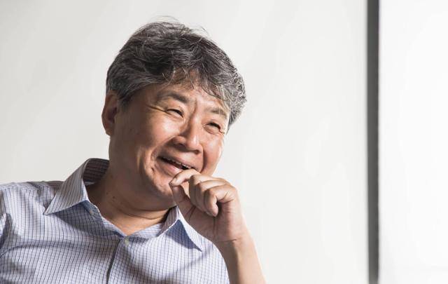 김대중·노무현 대통령의 연설문을 담당한 경험을 바탕으로 리더의 글쓰기와 말하기에 대한 책을 펴내고 있는 강원국 작가. 한국일보 자료사진