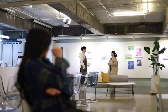 지난해 연극 '끝난 사람'이 공연 중인 카페에 앉은 한 관객이 두 남녀 배우의 연기를 지켜보고 있다. 서울아트랩 제공