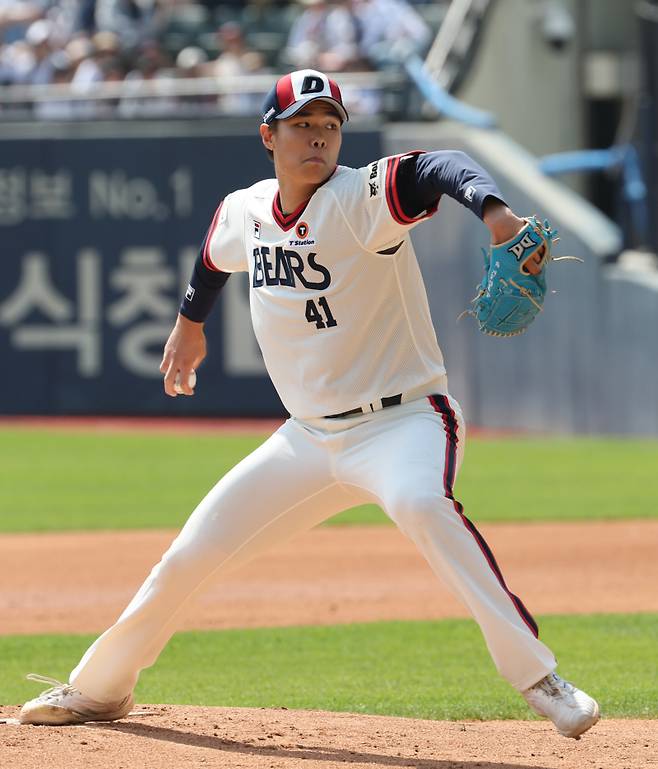 14일 오후 서울 잠실야구장에서 열린 프로야구 LG 와 두산 경기. 두산 선발 김동주가 역투하고있다. 잠실=정시종 기자 capa@edaily.co.kr /2024.04.14.