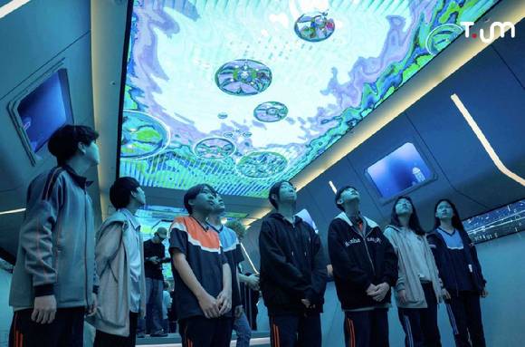 서울 염창중학교 학생 26명이 본사에 위치한 ICT 체험관 티움(T.um)을 둘러보고 있는 모습. [사진=SKT]