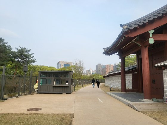 2년 가까이 굳게 닫힌 종묘의 북신문(오른쪽)과 창경궁의 통행문(왼쪽). 한은화 기자