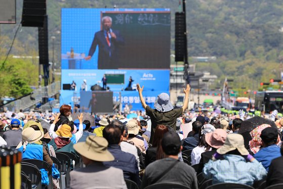 14일 오전 서울 동화면세점 인근 세종대로에서 전광훈 사랑제일교회 목사가 광화문 전국 주일 연합 예배에 참석해 발언하고 있다. 연합뉴스