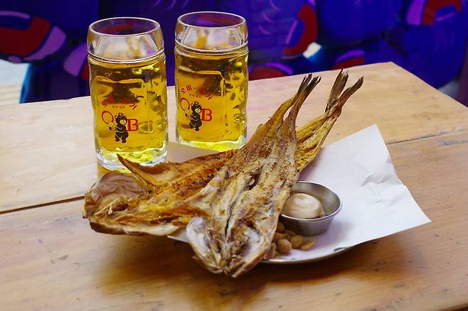 을지OB베어의 대표 메뉴인 냉장숙성 생맥주와 노가리 안주. 구교진씨 제공