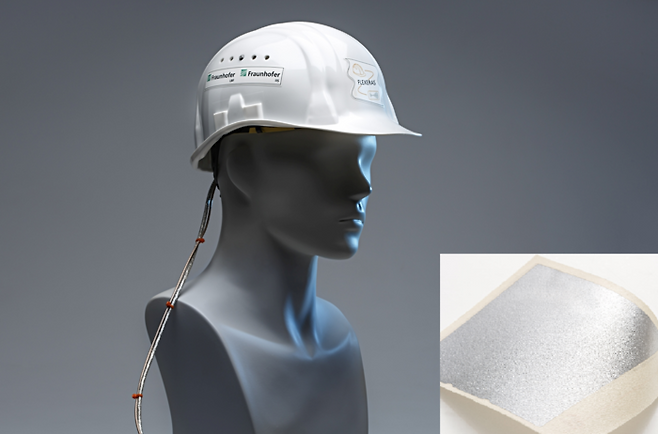 건설용 차량 운전자의 신체에 전달되는 강한 진동을 감지하는 특수 헬멧. 우측 하단 사진은 헬멧 내부에 접착용 테이프처럼 붙이는 센서이다. 독일 프라운호퍼연구소 제공