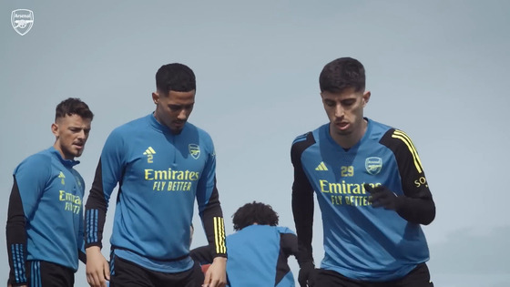 Kai Havertz, right, trains with the Arsenal squad ahead of a Premier League clash against Aston Villa on Sunday. [ONE FOOTBALL]