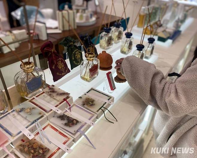 서울의 한 향수 매장에서 손님이 방향제를 살펴보고 있다. 사진=심하연 기자