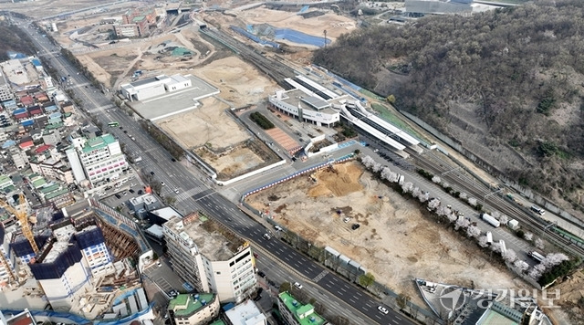 인천발 KTX 개통을 1년 앞둔 가운데 8일 인천 연수구 옥련동 송도역 주변이 교통 환승 시설 및 이용객을 위한 업무 상업시설 조차 없는 텅 민 공사 현장만 위치해 있다. 조병석기자