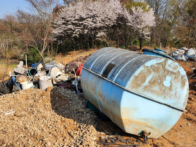 부천 종합운동장 도시개발사업구역 내 춘의동 일원에 임목 폐기물과 고무 발판, 비닐, 조경 폐플라스틱 등이 뒤섞여 산더미 높이로 쌓인 채 방치되고 있다. 김종구기자